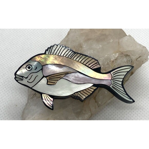 Vintage Scup Porgy Fish Mother of Pearl Inlay Pin Brooch Animal Nature Wildlife - Picture 1 of 9